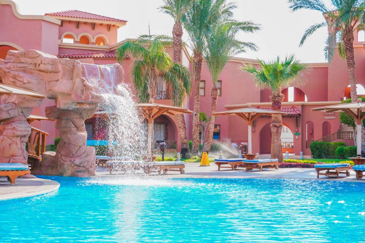 Отель Charmillion Gardens Aquapark Шарм-эль-Шейх Экстерьер фото The swimming pool at the Hilton Luxor
