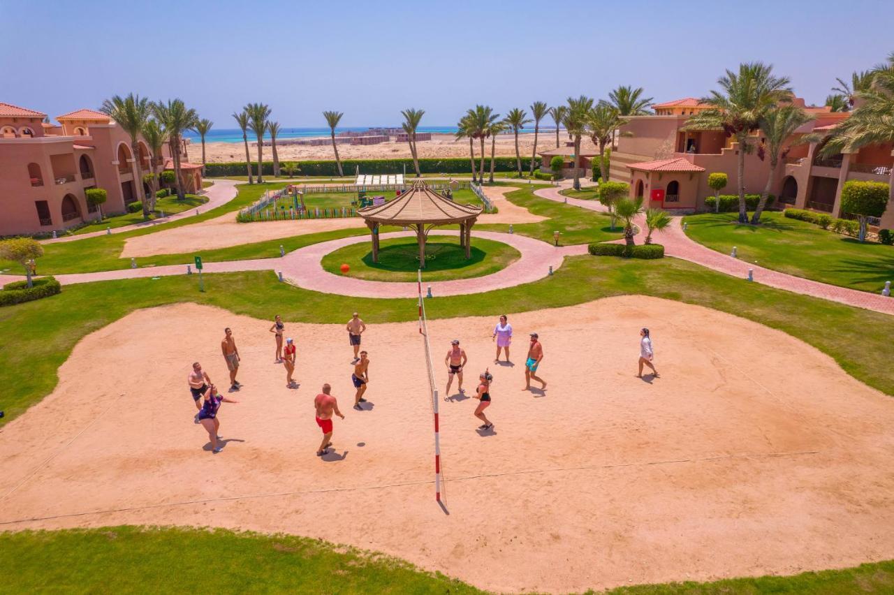 Отель Charmillion Gardens Aquapark Шарм-эль-Шейх Экстерьер фото Tourists playing beach volleyball in Egypt