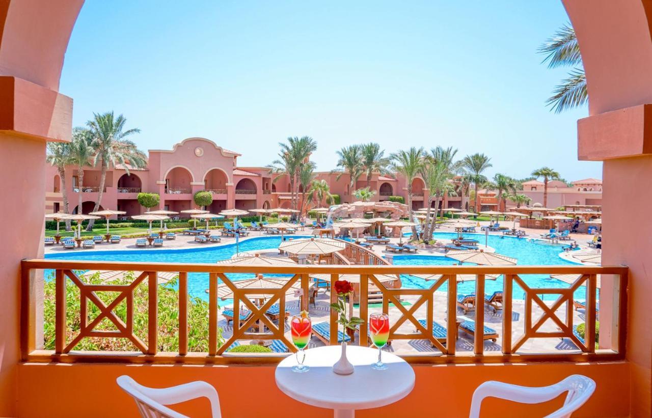 Отель Charmillion Gardens Aquapark Шарм-эль-Шейх Экстерьер фото View of the pool at the hotel