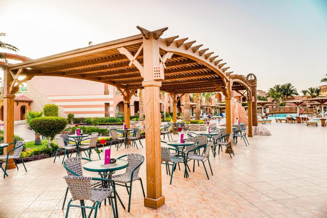 Отель Charmillion Gardens Aquapark Шарм-эль-Шейх Экстерьер фото The hotel's pool area