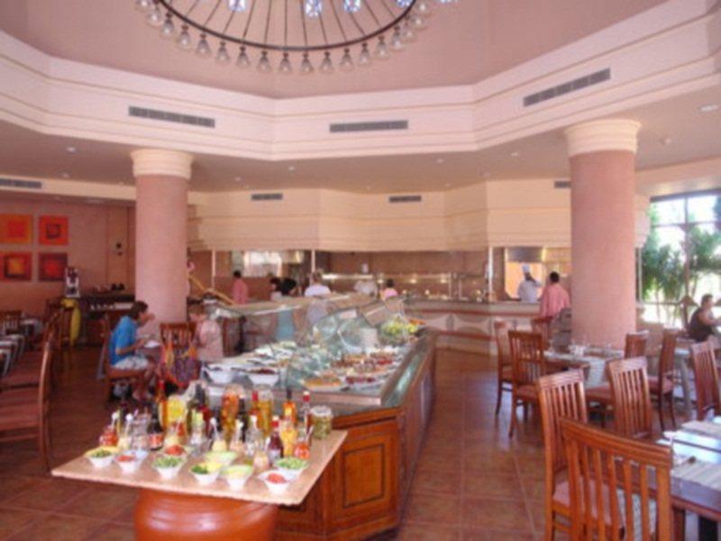 Отель Charmillion Gardens Aquapark Шарм-эль-Шейх Экстерьер фото A buffet at a hotel