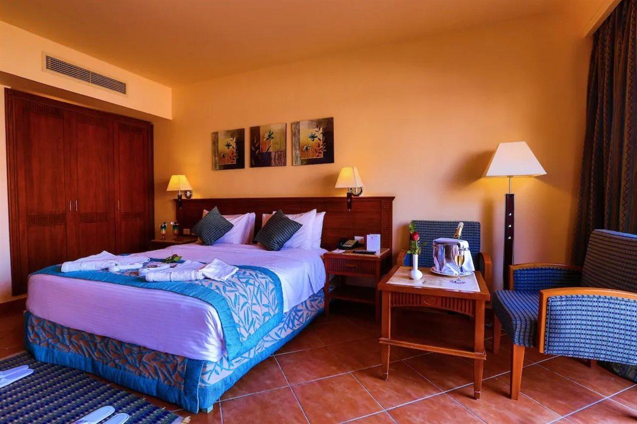Отель Charmillion Gardens Aquapark Шарм-эль-Шейх Экстерьер фото A bedroom in a hotel